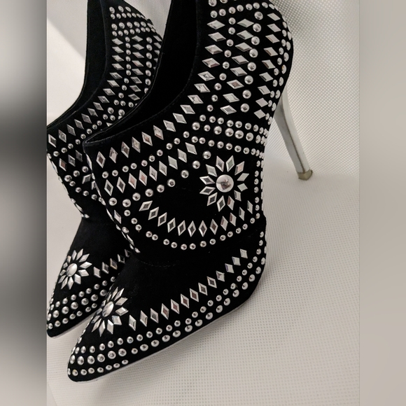 Sprained my ankle. I can't wear these for a while. Made by Scene. - Picture 1 of 5